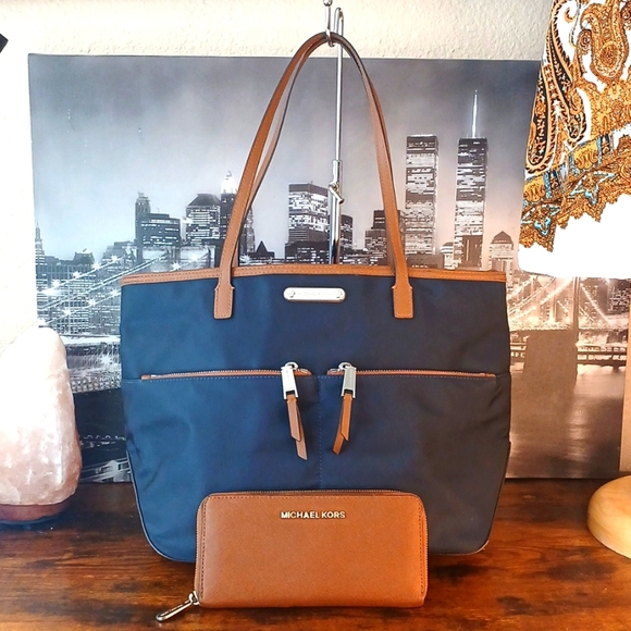 Michael Kors Handbags - Closet Closing Lk NEW!! Michael Kors Jetset Double Zippered Tote And Wallet Set